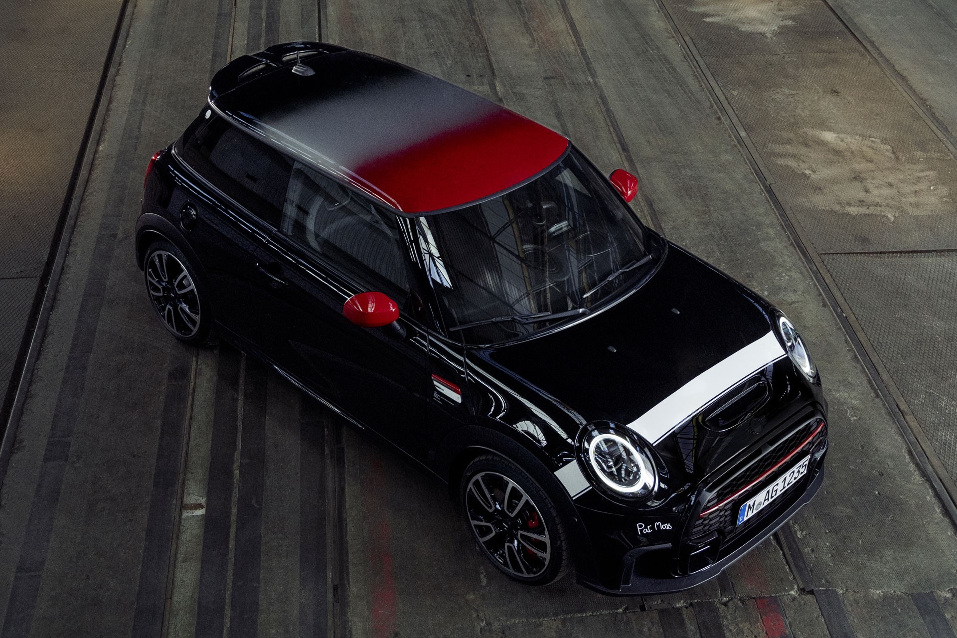 The multitone roof and the color gradient, from Chili Red over Melting Silver to Jet Black, is here in the focus of the John Cooper Works model in Midnight Black.